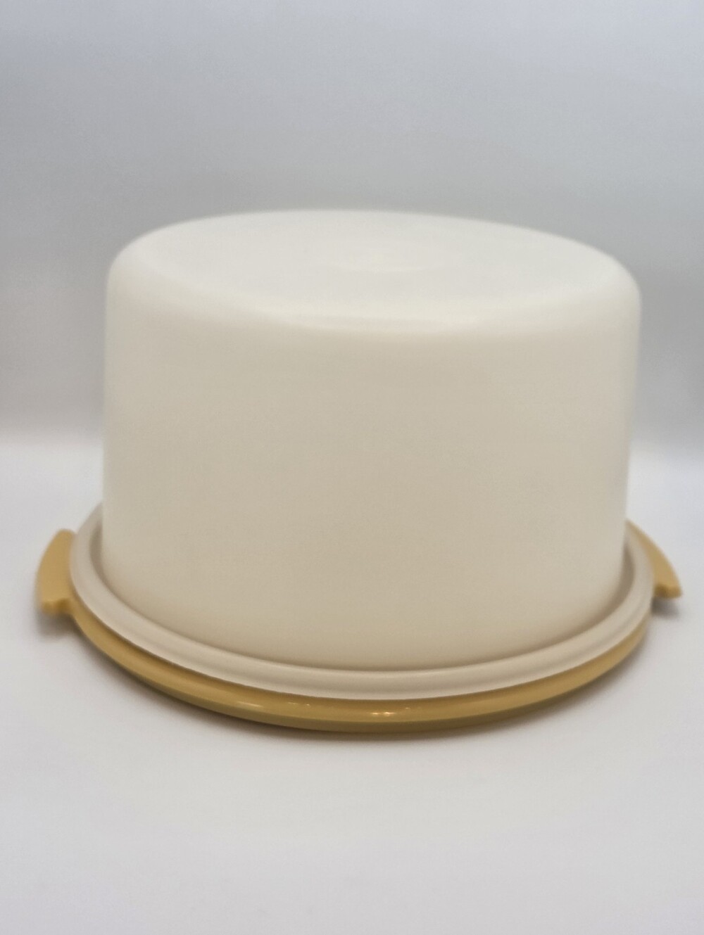 Vintage Tupperware Round Cake Taker